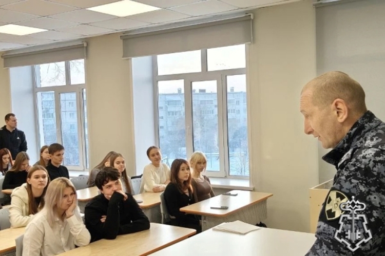 В Назарове сросгвардеец провел профоринтационный урок со школьниками