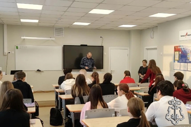 В Назарове сросгвардеец провел профоринтационный урок со школьниками
