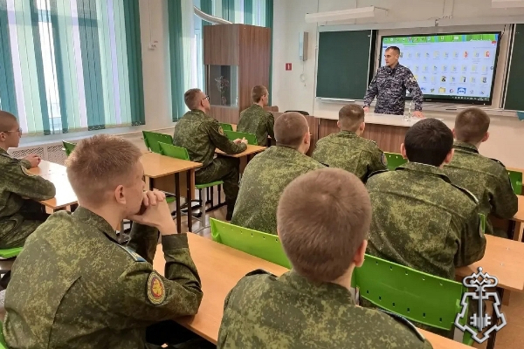 Сотрудники Росгвардии совместно с представителем силового ведомства провели профориентационную встречу с шарыповскими кадетами