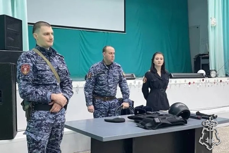 Дивногорские сотрудники Росгвардии провели профориентационную встречу со студентами