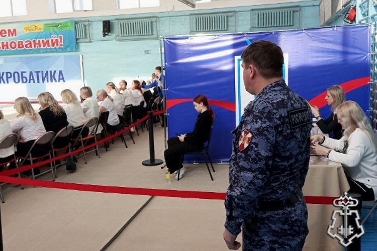 В Красноярском крае сотрудники Росгвардии обеспечили общественный порядок первенства Сибири по акробатике