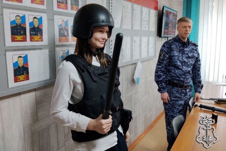 Шарыповские росгвардейцы провели профориентационную экскурсию для школьников