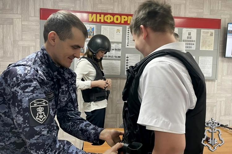 Шарыповские росгвардейцы провели профориентационную экскурсию для школьников