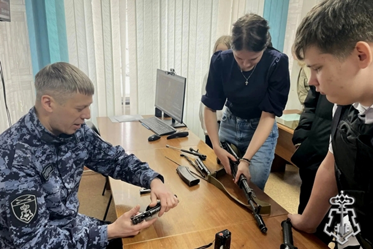 Шарыповские росгвардейцы провели профориентационную экскурсию для школьников