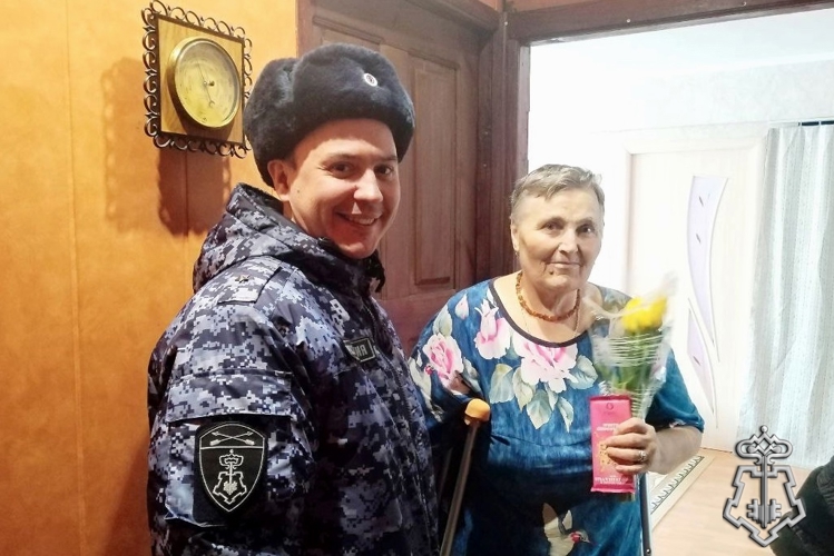 В Ачинске сотрудники Росгвардии поздравили матерей погибших героев с 8 Марта