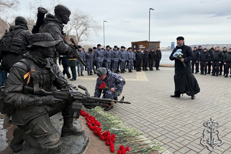 В преддверии Дня образования войск национальной гвардии Российской Федерации красноярские росгвардейцы почтили память коллег, погибших при исполнении служебных обязанностей