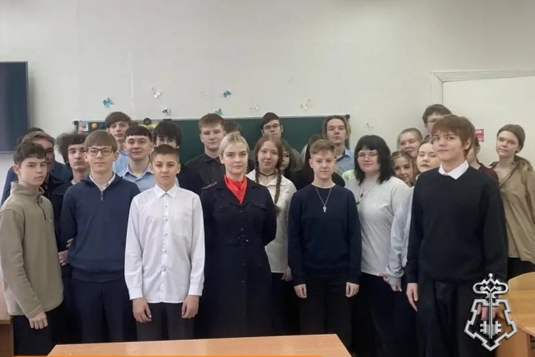 Офицер дивногорской Росгвардии провела профориентационный урок со старшеклассниками