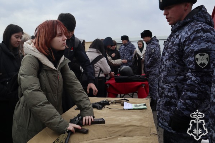 Современные виды оружия и оборудование для погружения в воду: в городском управлении вневедомственной охраны Росгвардии прошёл День призывника