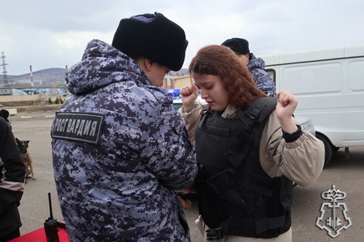 Современные виды оружия и оборудование для погружения в воду: в городском управлении вневедомственной охраны Росгвардии прошёл День призывника