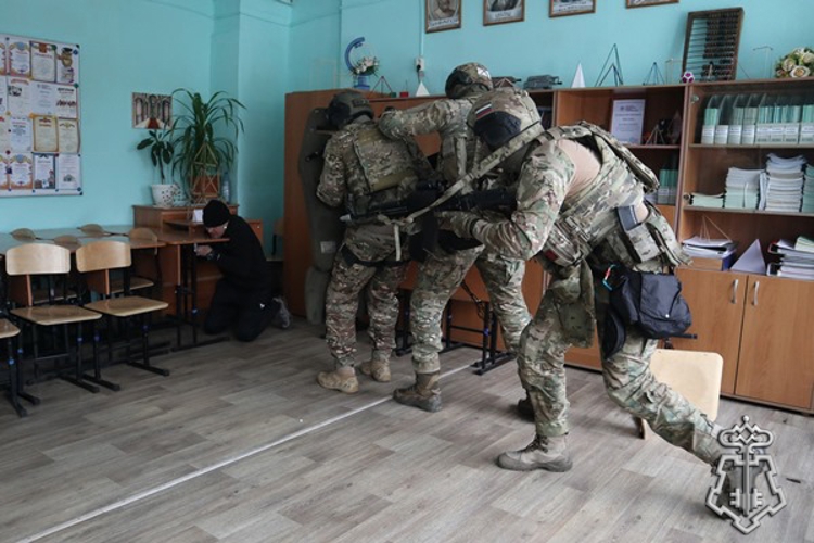 В Красноярске росгвардейцы приняли участие во всероссийских учениях по отработке действий при чрезвычайных ситуациях на объектах образования