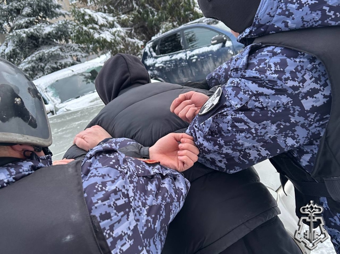 В Красноярске росгвардейцами задержана любительница бесплатного коньяка