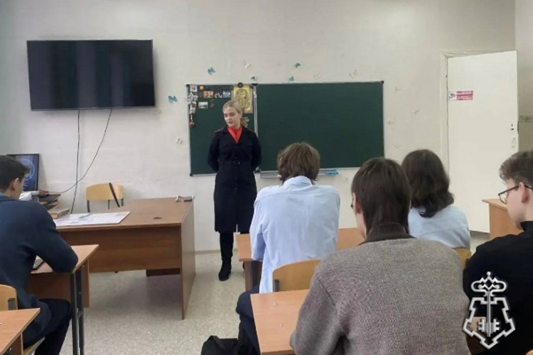 Офицер дивногорской Росгвардии провела профориентационный урок со старшеклассниками