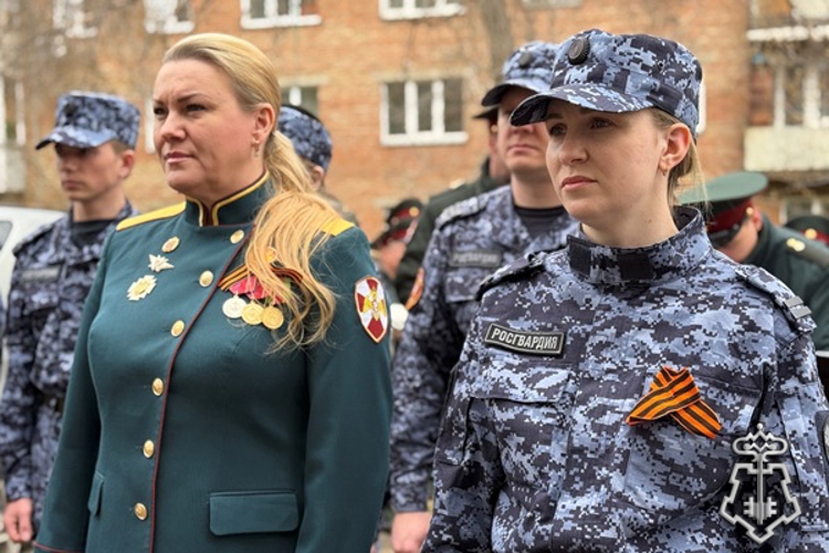 Акцию «Парад под окнами ветерана Победы» провели сотрудники Управления Росгвардии по Красноярскому краю