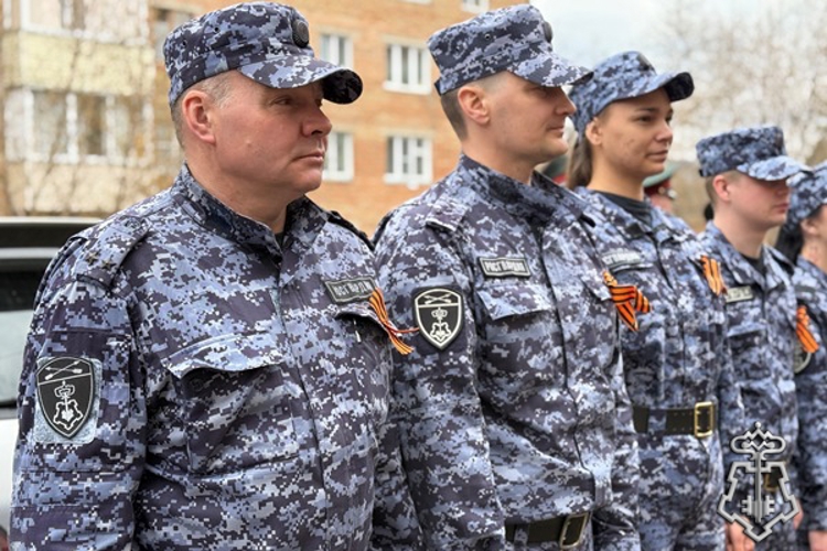Акцию «Парад под окнами ветерана Победы» провели сотрудники Управления Росгвардии по Красноярскому краю