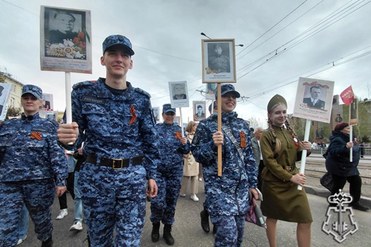 В Красноярске росгвардейцы присоединились к акции «Бессмертный полк»