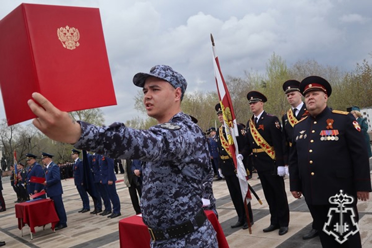В Красноярске сотрудники Росгвардии торжественно присягнули на верность Родине