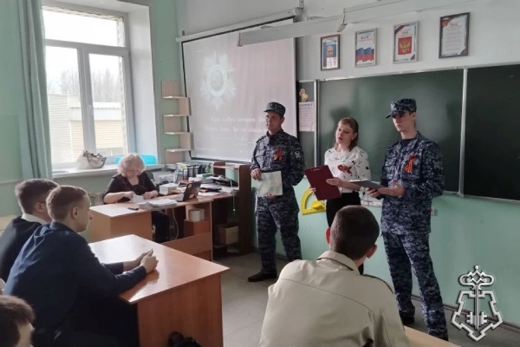 В преддверии Дня Победы в Ужуре сотрудники Росгвардии провели урок мужества со школьниками