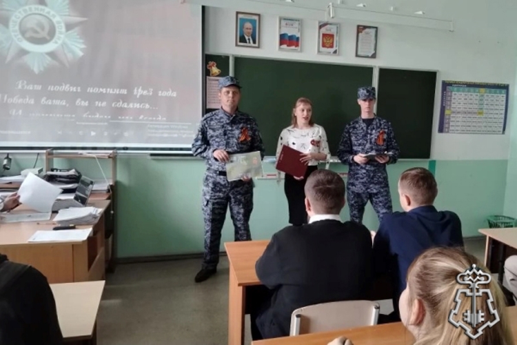 В преддверии Дня Победы в Ужуре сотрудники Росгвардии провели урок мужества со школьниками