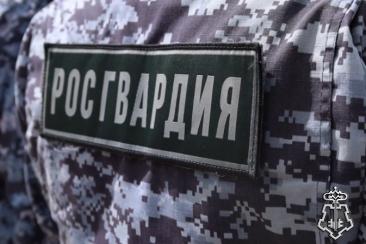 Росгвардейцы задержали красноярца, повредившего окна жилого дома