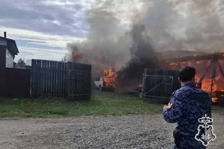 В Красноярском крае росгвардейцы спасли из огня жильцов частного сектора