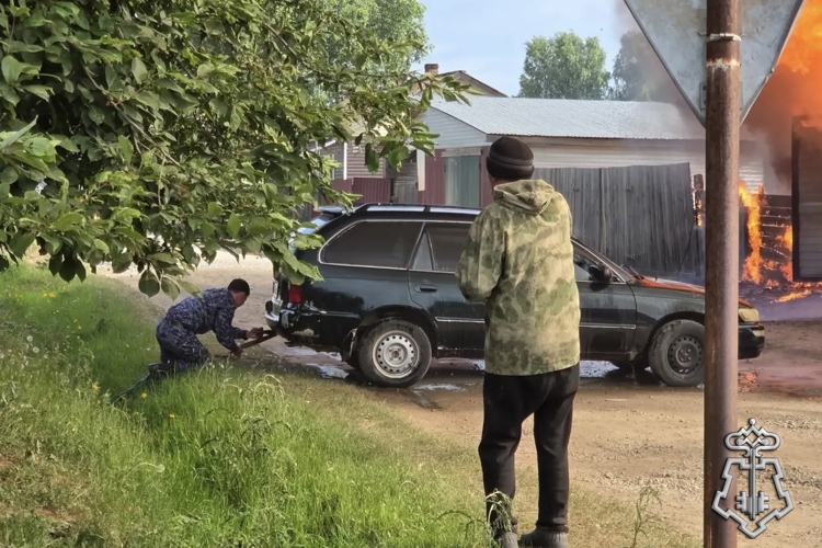 В Красноярском крае росгвардейцы спасли из огня жильцов частного сектора