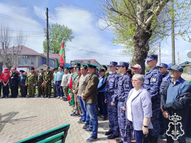 В Ужуре росгвардейцы поздравили защитников границы