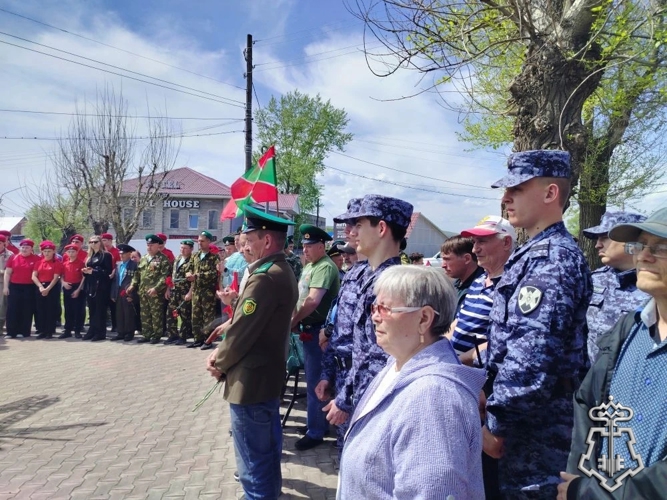 В Ужуре росгвардейцы поздравили защитников границы