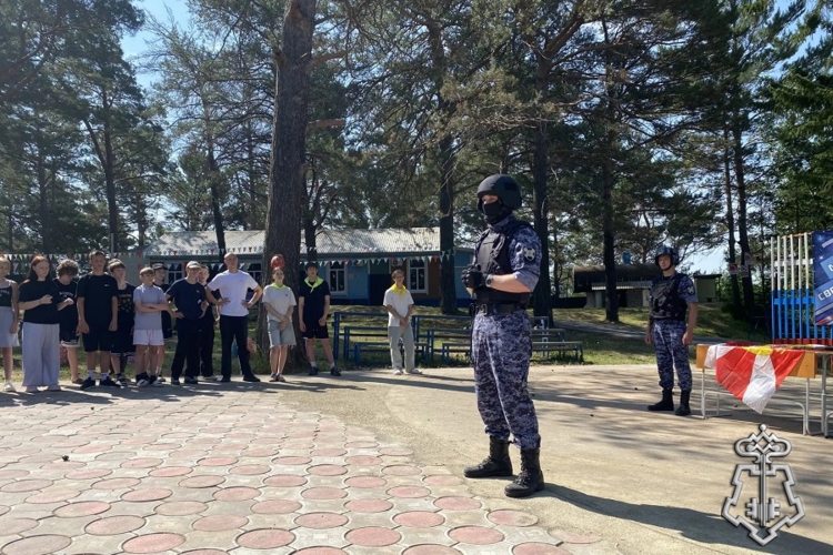 «Каникулы с Росгвардией»: Росгвардейцы посетили воспитанников лагеря «Спутник» в Назарово
