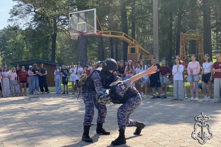 «Каникулы с Росгвардией»: Росгвардейцы посетили воспитанников лагеря «Спутник» в Назарово