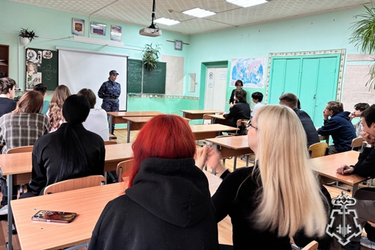 В Дивногорске росгвардейцы провели профориентационный урок со школьниками
