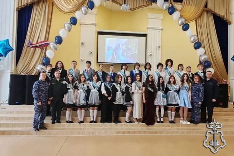 Росгвардейцы поздравили выпускников подшефного класса