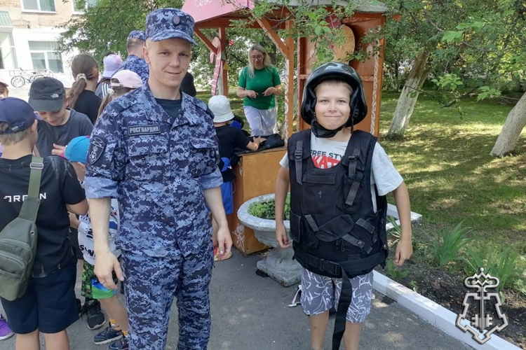 «Каникулы с Росгвардией»: Росгвардейцы провели встречу  с детьми из лагеря "Лаборатория Солнечного города"