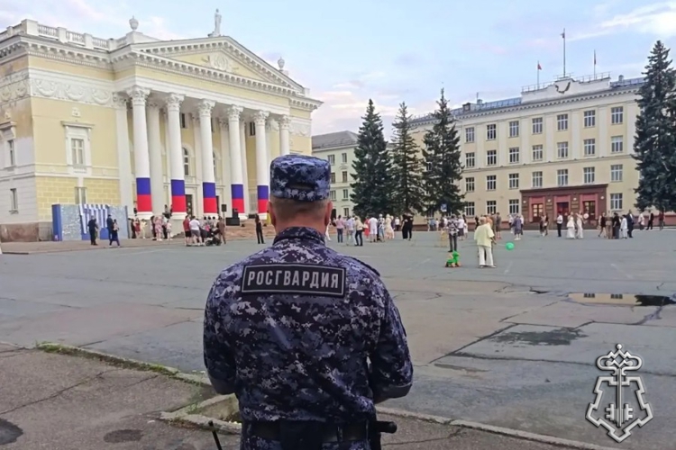 В Красноярском крае сотрудники Росгвардии обеспечили правопорядок во время проведения выпускных мероприятий