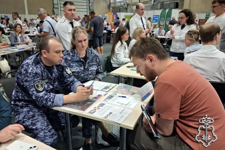 В Красноярске росгвардейцы приняли участие в ярмарке вакансий