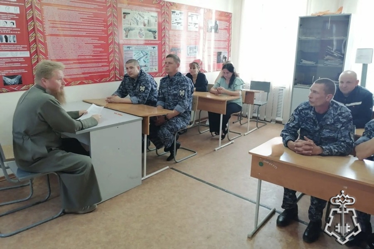 В Ужуре священнослужитель провел беседу с росгвардейцами 