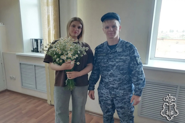  В Ужуре сотрудники Росгвардии присоединились к акции «Ромашковое счастье» в День семьи, любви и верности