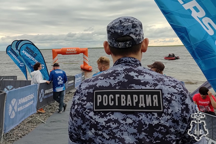 Сотрудники Росгвардии обеспечили общественный порядок во время проведения экстремального заплыва в Дудинке