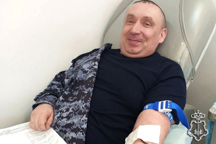 В Ужуре росгвардейцы приняли участие в донорской акции