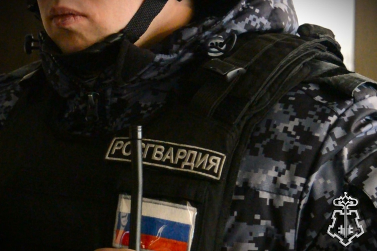 Красноярске росгвардейцы задержали мужчину с пакетом марихуаны (Видео)