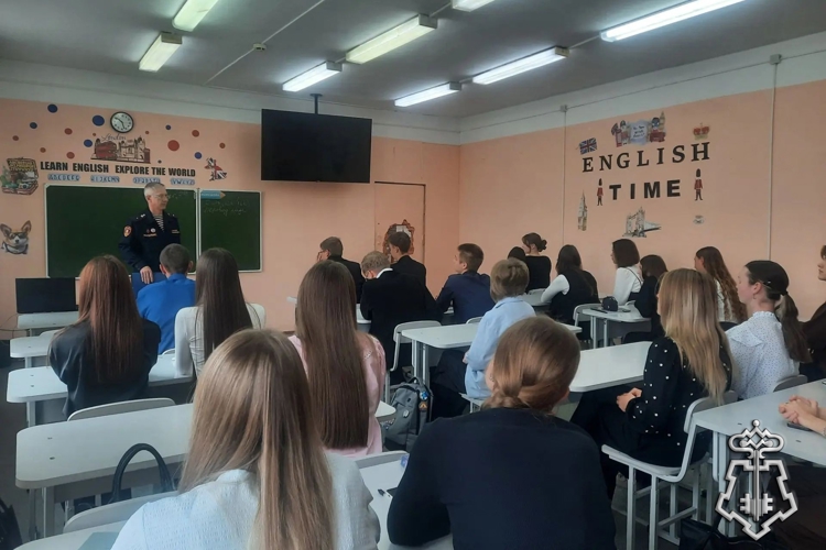 В Курагино росгвардейцы провели агитационные уроки для абитуриентов