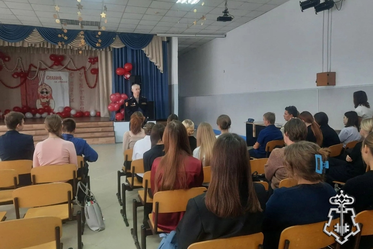 В Курагино росгвардейцы провели агитационные уроки для абитуриентов