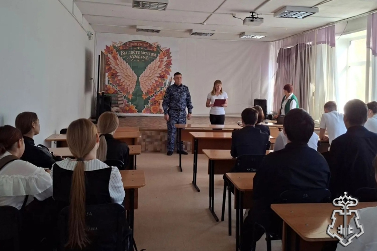 В Ужуре росгвардейцы рассказали школьникам о своей службе