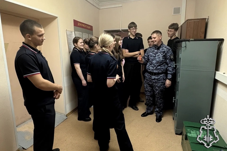 В отделе вневедомственной охраны Росгвардии состоялся День открытых дверей для юных ужурских полицейских