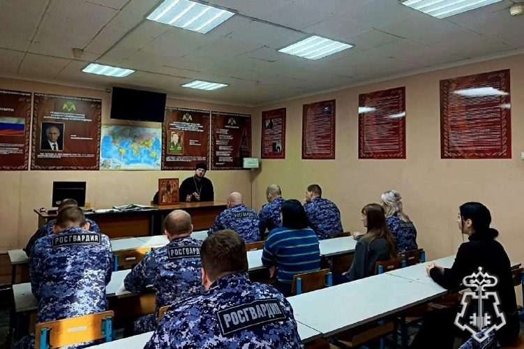 В Железногорске прошла духовно-просветительская встреча росгвардейцев с настоятелем собора Архангела Михаила