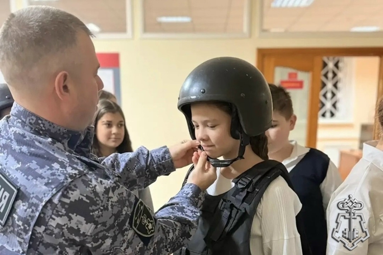 Школьники Лесосибирска побывали в гостях у сотрудников Росгвардии